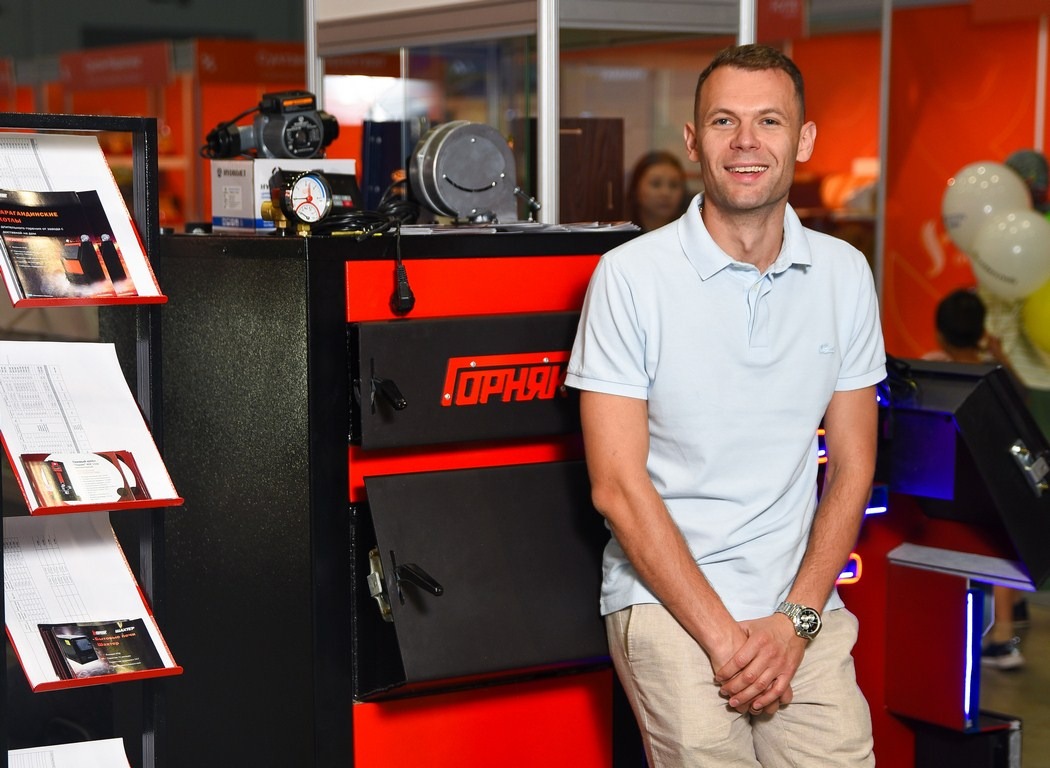 Ол оның порно көруін көрді.